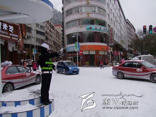 瑞雪扮康定  溫馨暖爐城