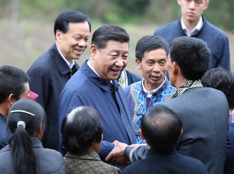 2019年4月15日至17日，中共中央總書記、國(guó)家主席、中央軍委主席習(xí)近平在重慶考察，并主持召開解決“兩不愁三保障”突出問(wèn)題座談會(huì)。這是4月15日下午，習(xí)近平在石柱土家族自治縣中益鄉(xiāng)華溪村同村民親切交流。新華社記者 丁海濤 攝