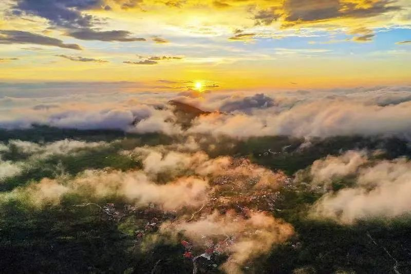 圖為云霧繚繞的軍營村，群山盡翠，紅瓦掩映。廈門市委宣傳部供圖